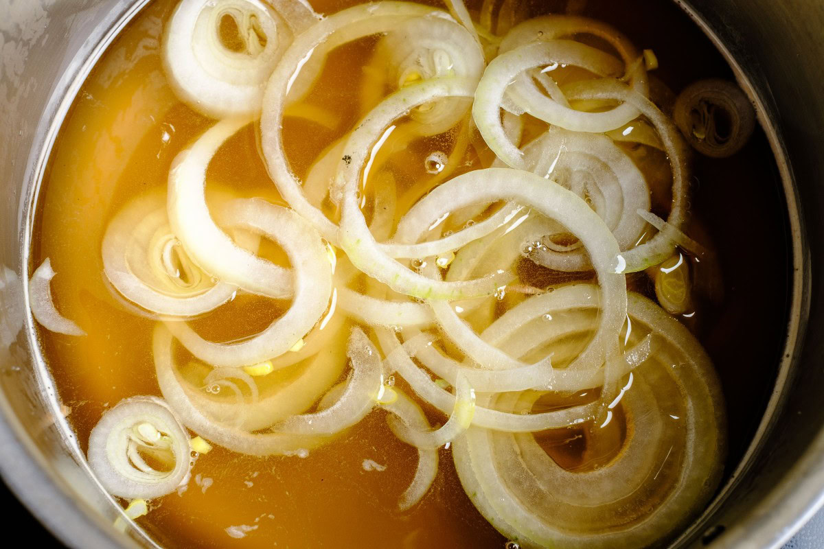 Zwiebelringe in Marinade kochen