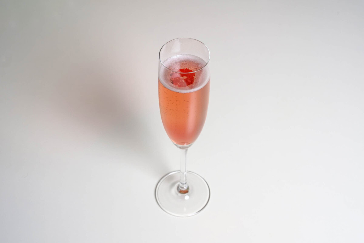 Kir Royal auf weißem Hintergrund