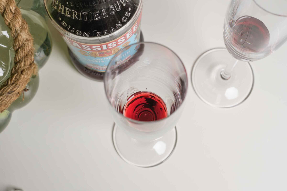 Cassis ins Glas füllen