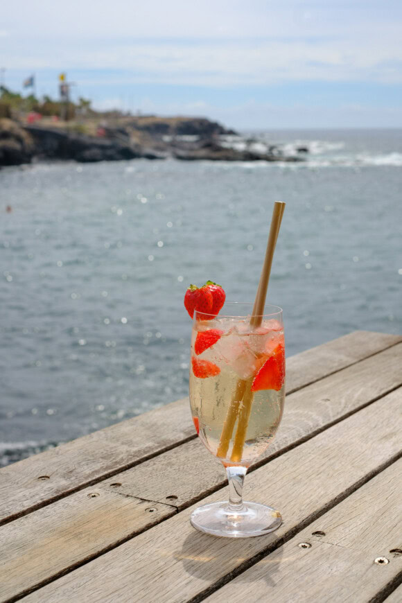Lillet Wildberry am Stranddeck mit Meer-Hintergrund