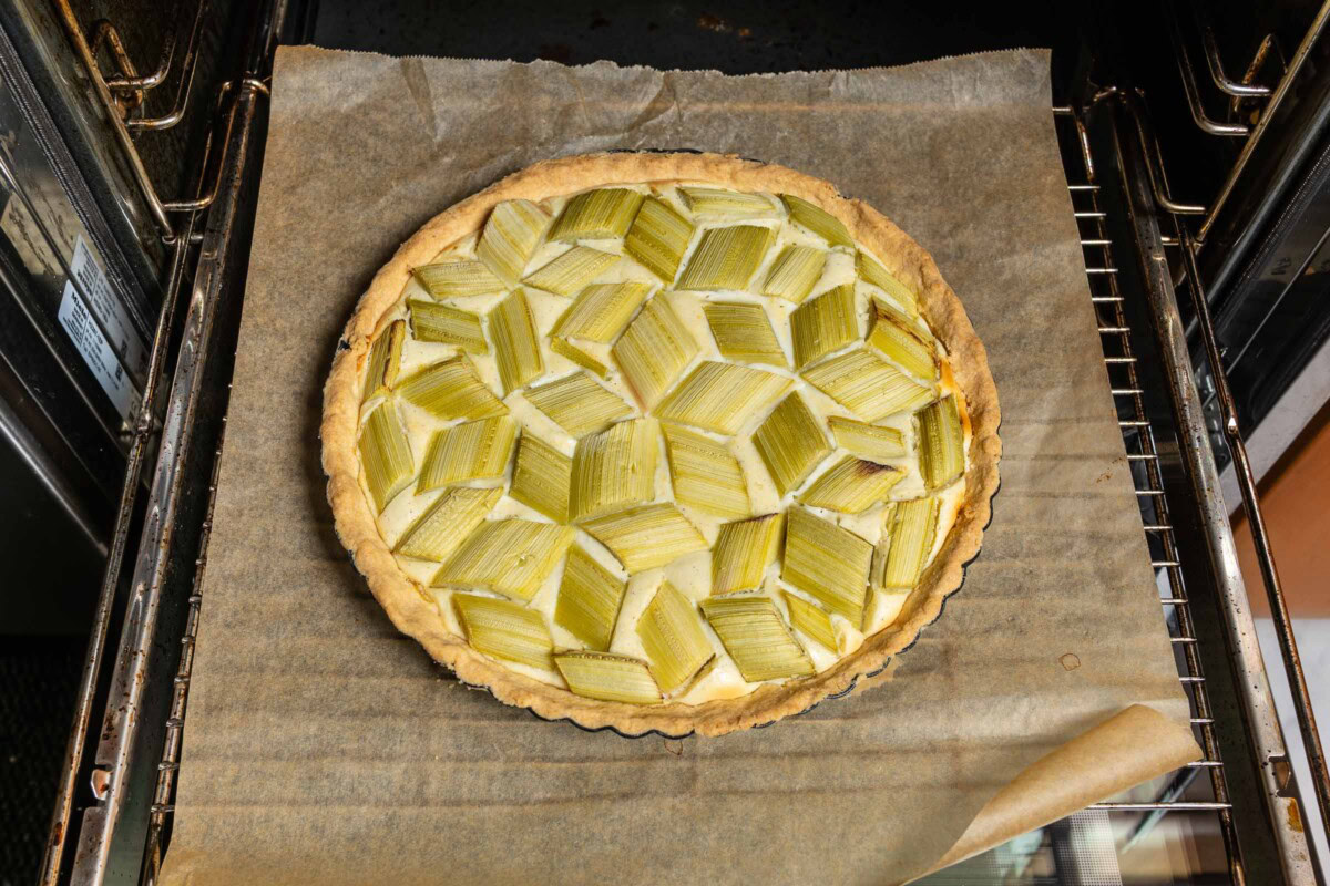Gebackene Rhabarber-Tarte im Backofen auf Backpapier