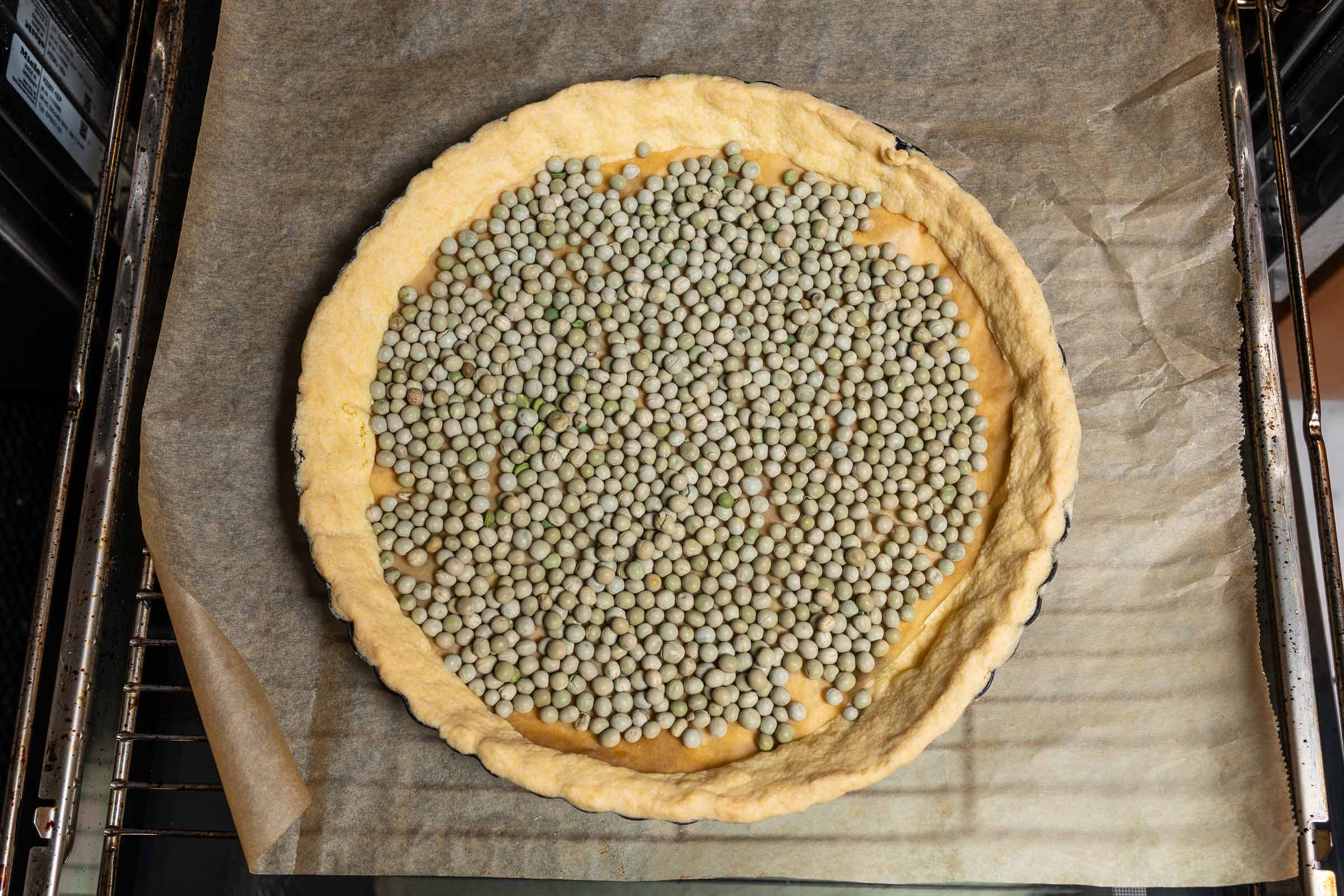 Mürbteig mit getrockneten Erbsen beschwert gebacken