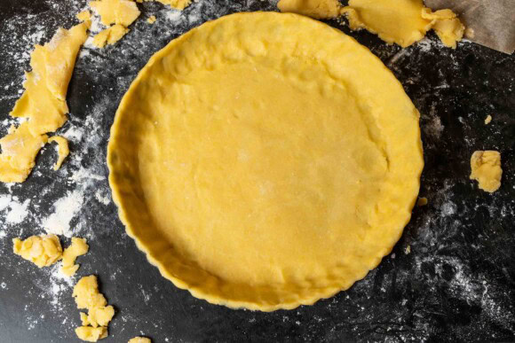 Eingelegter Mürbeteigboden in der Tarteform.