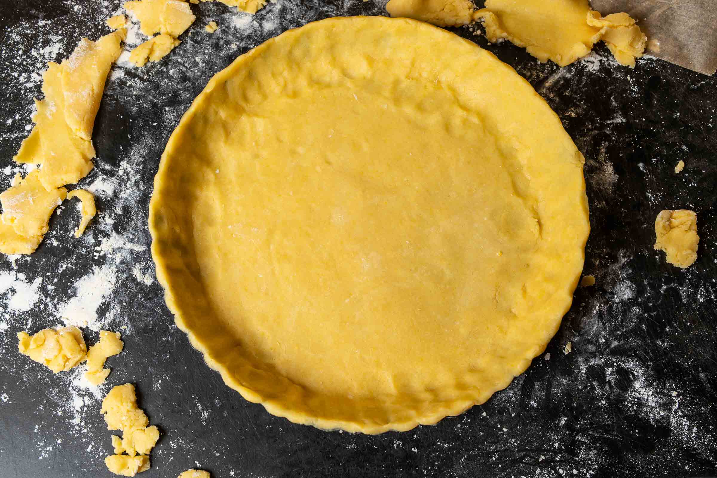 Eingelegter Mürbeteigboden in der Tarteform.
