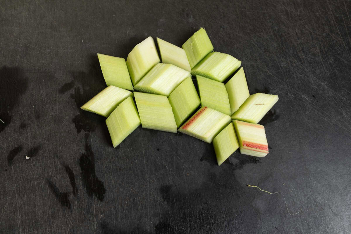 Aus Rhabarber geschnittene Rautenstücke, zu einem geometrischen Muster gelegt.