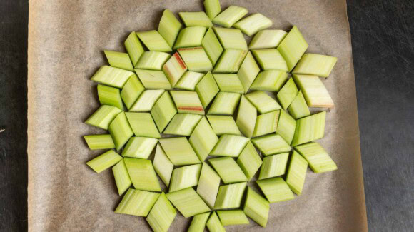 Rhabarberstücke für Tarte in exaktem Rautenmuster angeordnet