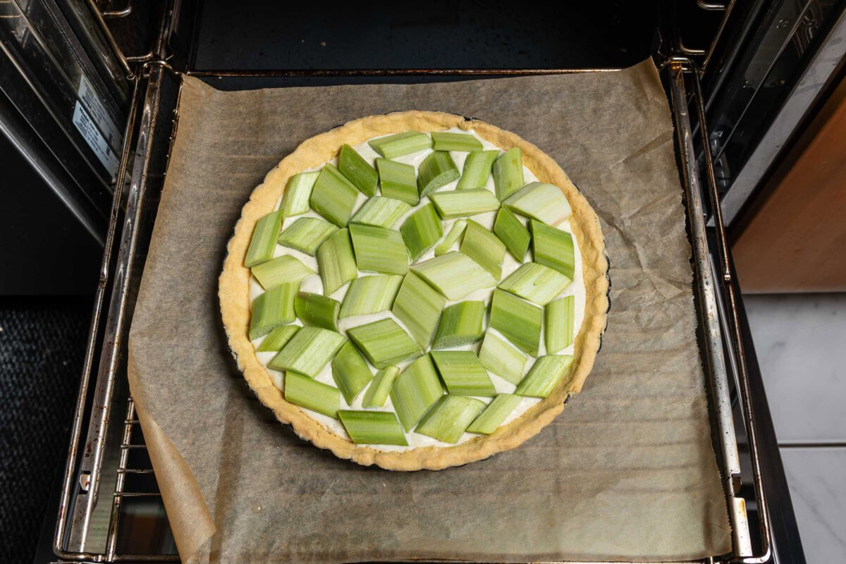 Ungebackene Rhabarber-Tarte mit rohem Belag im Ofen