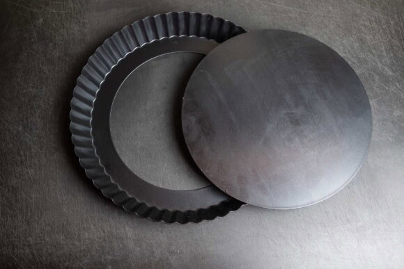 Schwarze Tarteform mit herausnehmbarem Boden