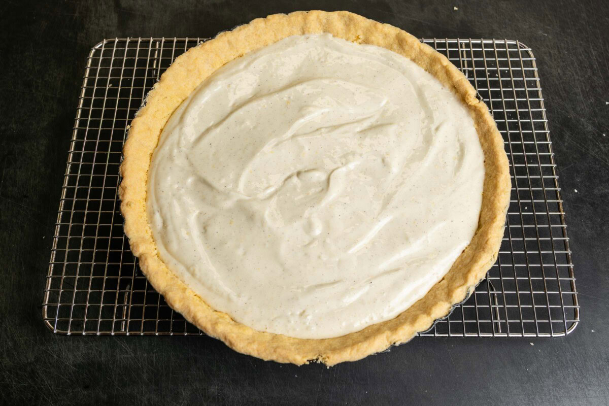 Tarteboden mit gleichmäßig verstrichener Vanillecreme